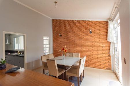 Casa à venda com 320m², 3 quartos e 6 vagas Casa à venda com 320m², 3 quartos e 6 vagasSala