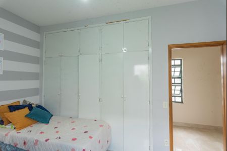 Casa à venda com 320m², 3 quartos e 6 vagas Casa à venda com 320m², 3 quartos e 6 vagasQuarto 2