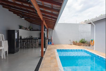 Casa à venda com 320m², 3 quartos e 6 vagas Casa à venda com 320m², 3 quartos e 6 vagasPiscina