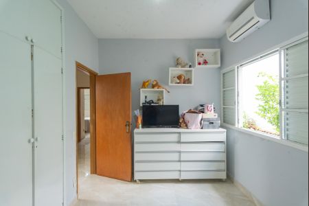 Casa à venda com 320m², 3 quartos e 6 vagas Casa à venda com 320m², 3 quartos e 6 vagasQuarto 2