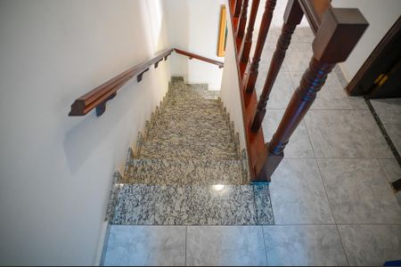 Casa à venda com 250m², 4 quartos e 2 vagas Casa à venda com 250m², 4 quartos e 2 vagasEscada