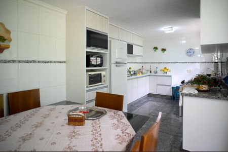 Casa à venda com 250m², 4 quartos e 2 vagas Casa à venda com 250m², 4 quartos e 2 vagasCozinha
