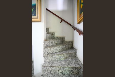 Casa à venda com 250m², 4 quartos e 2 vagas Casa à venda com 250m², 4 quartos e 2 vagasEscada