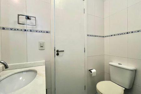 Casa de condomínio à venda com 200m², 4 quartos e 3 vagas Casa de condomínio à venda com 200m², 4 quartos e 3 vagasBanheiro de Serviço