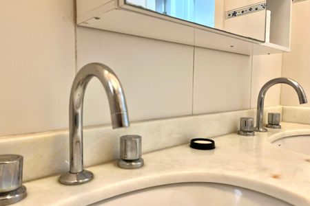 Casa de condomínio à venda com 200m², 4 quartos e 3 vagas Casa de condomínio à venda com 200m², 4 quartos e 3 vagasBanheiro de Serviço