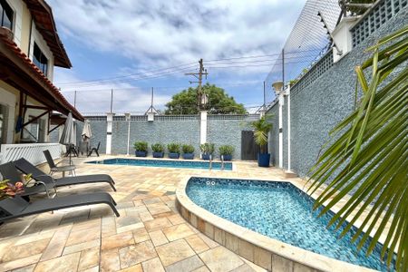 Casa de condomínio à venda com 200m², 4 quartos e 3 vagas Casa de condomínio à venda com 200m², 4 quartos e 3 vagasÁrea comum - Piscina