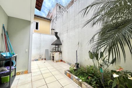 Casa de condomínio à venda com 200m², 4 quartos e 3 vagas Casa de condomínio à venda com 200m², 4 quartos e 3 vagasQuintal
