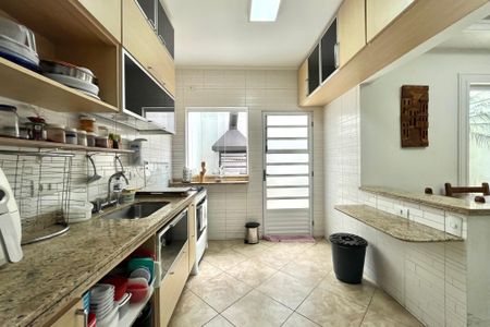 Casa de condomínio à venda com 200m², 4 quartos e 3 vagas Casa de condomínio à venda com 200m², 4 quartos e 3 vagasCozinha