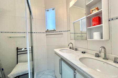 Casa de condomínio à venda com 200m², 4 quartos e 3 vagas Casa de condomínio à venda com 200m², 4 quartos e 3 vagasBanheiro de Serviço