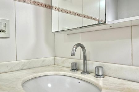 Casa de condomínio à venda com 200m², 4 quartos e 3 vagas Casa de condomínio à venda com 200m², 4 quartos e 3 vagasBanheiro da Suíte 2