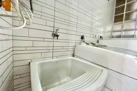 Casa de condomínio à venda com 200m², 4 quartos e 3 vagas Casa de condomínio à venda com 200m², 4 quartos e 3 vagasÁrea de Serviço