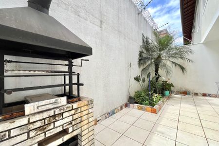 Casa de condomínio à venda com 200m², 4 quartos e 3 vagas Casa de condomínio à venda com 200m², 4 quartos e 3 vagasChurrasqueira