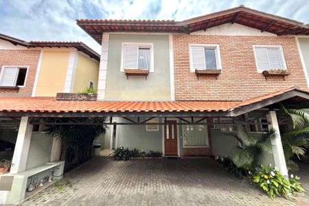 Casa de condomínio à venda com 200m², 4 quartos e 3 vagas Casa de condomínio à venda com 200m², 4 quartos e 3 vagasFachada