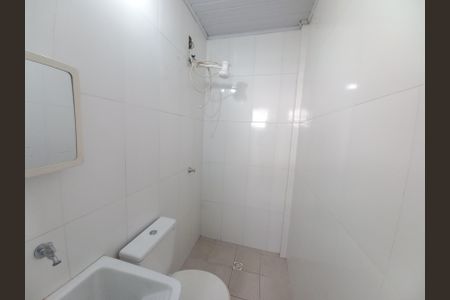 Banheiro de casa de condomínio para alugar com 1 quarto, 23m² em Parque Sao Vicente, São Vicente