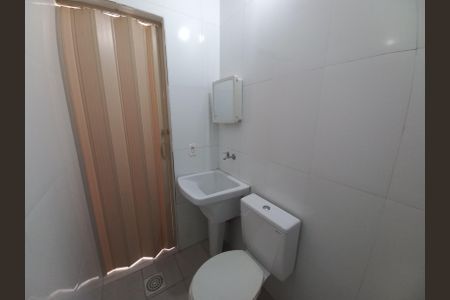 Banheiro de casa de condomínio para alugar com 1 quarto, 23m² em Parque Sao Vicente, São Vicente