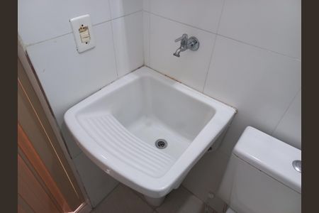 Banheiro de casa de condomínio para alugar com 1 quarto, 23m² em Parque Sao Vicente, São Vicente