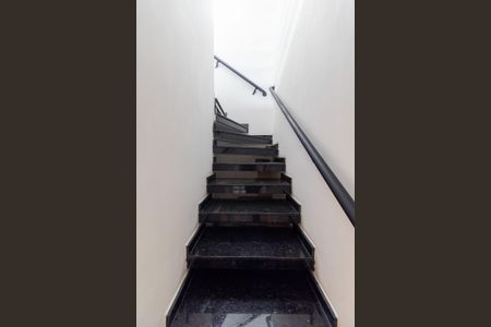 Casa de condomínio à venda com 160m², 3 quartos e 2 vagasEscada