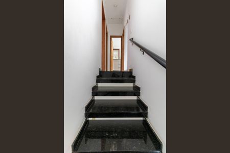 Casa de condomínio à venda com 160m², 3 quartos e 2 vagasEscada