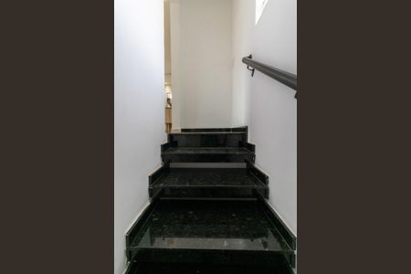 Casa de condomínio à venda com 160m², 3 quartos e 2 vagasEscada