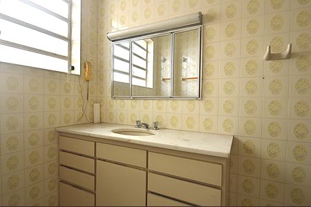 Casa para alugar com 239m², 4 quartos e 2 vagasBanheiro Social