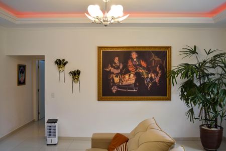 Casa à venda com 252m², 4 quartos e 3 vagas Casa à venda com 252m², 4 quartos e 3 vagasSala