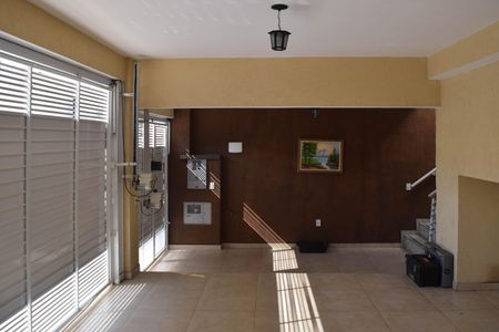 Casa à venda com 252m², 4 quartos e 3 vagas Casa à venda com 252m², 4 quartos e 3 vagasGaragem