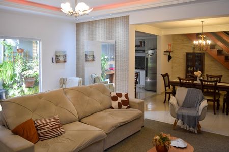 Casa à venda com 252m², 4 quartos e 3 vagas Casa à venda com 252m², 4 quartos e 3 vagasSala