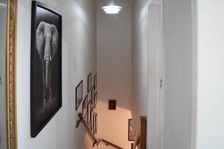 Casa à venda com 252m², 4 quartos e 3 vagas Casa à venda com 252m², 4 quartos e 3 vagasEscada