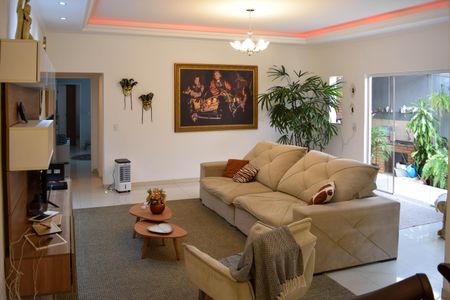 Casa à venda com 252m², 4 quartos e 3 vagas Casa à venda com 252m², 4 quartos e 3 vagasSala