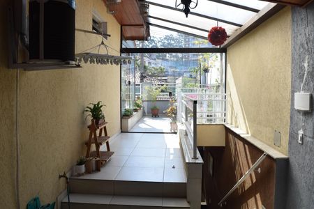 Casa à venda com 252m², 4 quartos e 3 vagas Casa à venda com 252m², 4 quartos e 3 vagasÁrea comum