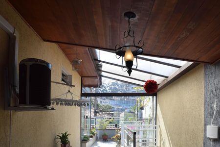 Casa à venda com 252m², 4 quartos e 3 vagas Casa à venda com 252m², 4 quartos e 3 vagasÁrea comum