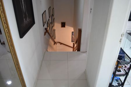 Casa à venda com 252m², 4 quartos e 3 vagas Casa à venda com 252m², 4 quartos e 3 vagasEscada