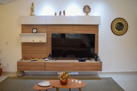 Casa à venda com 252m², 4 quartos e 3 vagas Casa à venda com 252m², 4 quartos e 3 vagasSala