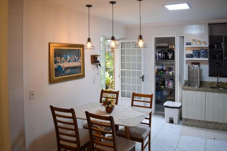 Casa à venda com 252m², 4 quartos e 3 vagas Casa à venda com 252m², 4 quartos e 3 vagasCozinha