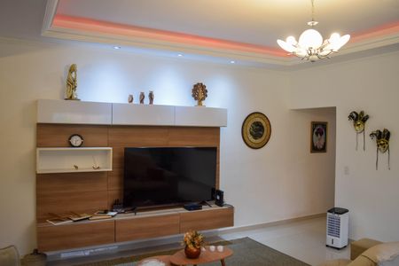 Casa à venda com 252m², 4 quartos e 3 vagas Casa à venda com 252m², 4 quartos e 3 vagasSala