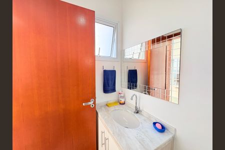 Casa de condomínio à venda com 153m², 3 quartos e 4 vagasBanheiro Social