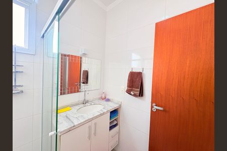 Casa de condomínio à venda com 153m², 3 quartos e 4 vagasBanheiro Social