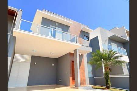 Casa de condomínio à venda com 153m², 3 quartos e 4 vagasFachada