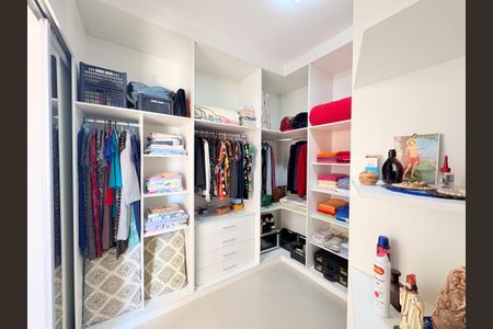 Casa de condomínio à venda com 153m², 3 quartos e 4 vagasCloset da Suíte