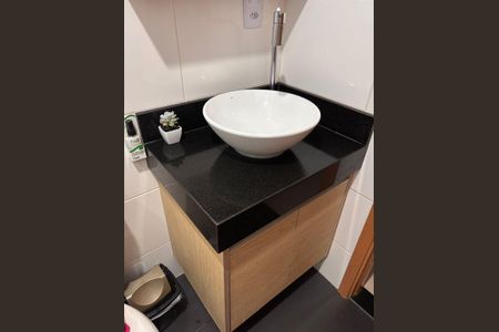 Banheiro de apartamento à venda com 2 quartos, 40m² em Jardim Esmeraldina, Campinas