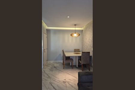 Sala de apartamento à venda com 2 quartos, 68m² em Jardim Tupanci, Barueri