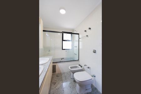 Apartamento para alugar com 232m², 4 quartos e 3 vagas Apartamento para alugar com 232m², 4 quartos e 3 vagasBanheiro da suíte 2