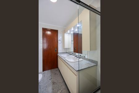 Apartamento para alugar com 232m², 4 quartos e 3 vagas Apartamento para alugar com 232m², 4 quartos e 3 vagasBanheiro da suíte 2