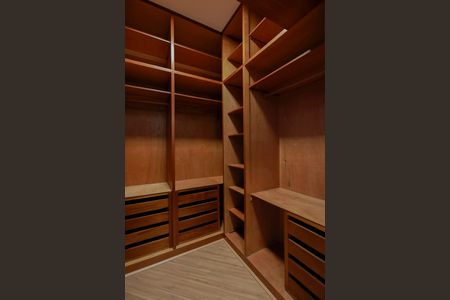 Apartamento para alugar com 232m², 4 quartos e 3 vagas Apartamento para alugar com 232m², 4 quartos e 3 vagasCloset da suíte 1