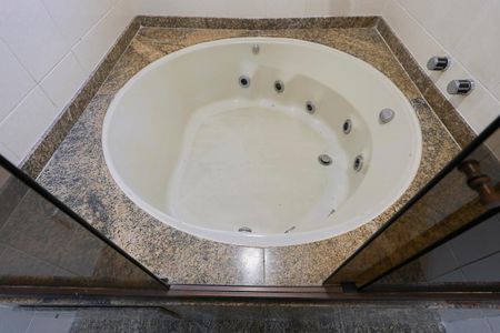 Apartamento para alugar com 232m², 4 quartos e 3 vagas Apartamento para alugar com 232m², 4 quartos e 3 vagasBanheiro da suíte 1