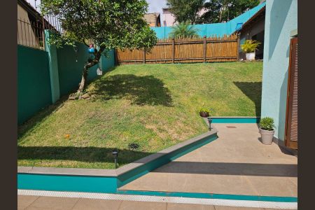 Casa à venda com 224m², 4 quartos e 3 vagas Casa à venda com 224m², 4 quartos e 3 vagasQuintal