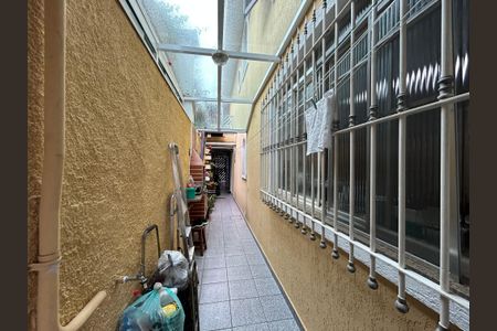 Casa para alugar com 178m², 3 quartos e 2 vagasCorredor externo/ Churrasqueira