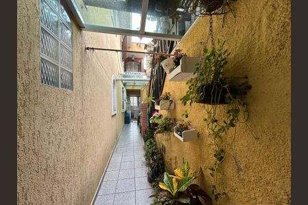 Casa para alugar com 178m², 3 quartos e 2 vagasCorredor externo/ Churrasqueira