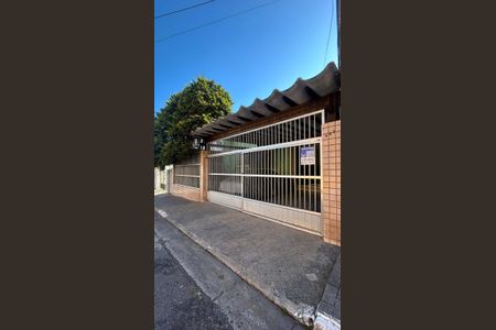 Casa à venda com 255m², 3 quartos e 2 vagas Casa à venda com 255m², 3 quartos e 2 vagasFachada