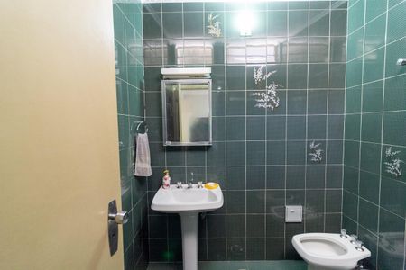 Casa à venda com 255m², 3 quartos e 2 vagas Casa à venda com 255m², 3 quartos e 2 vagasBanheiro Social 2